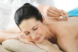 Доказано: Акупунктурата бори мъчителните горещи вълни!