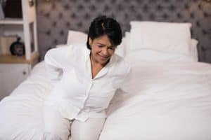 Болки в гърба при менопауза – причини и решения